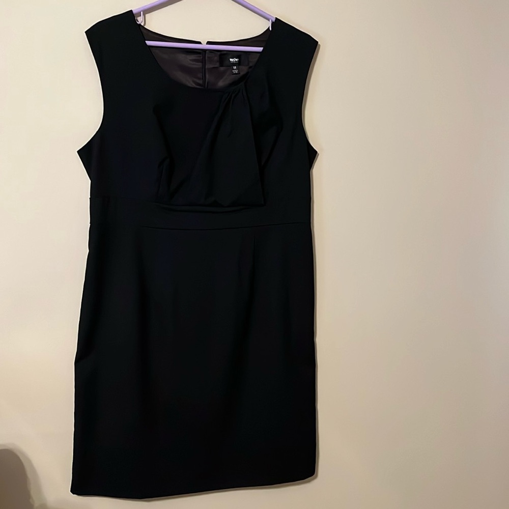 Women’s Black sleeveless dress